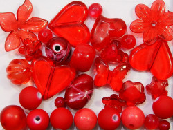 koraliki akrylowe mix czerwony 30 sztuk